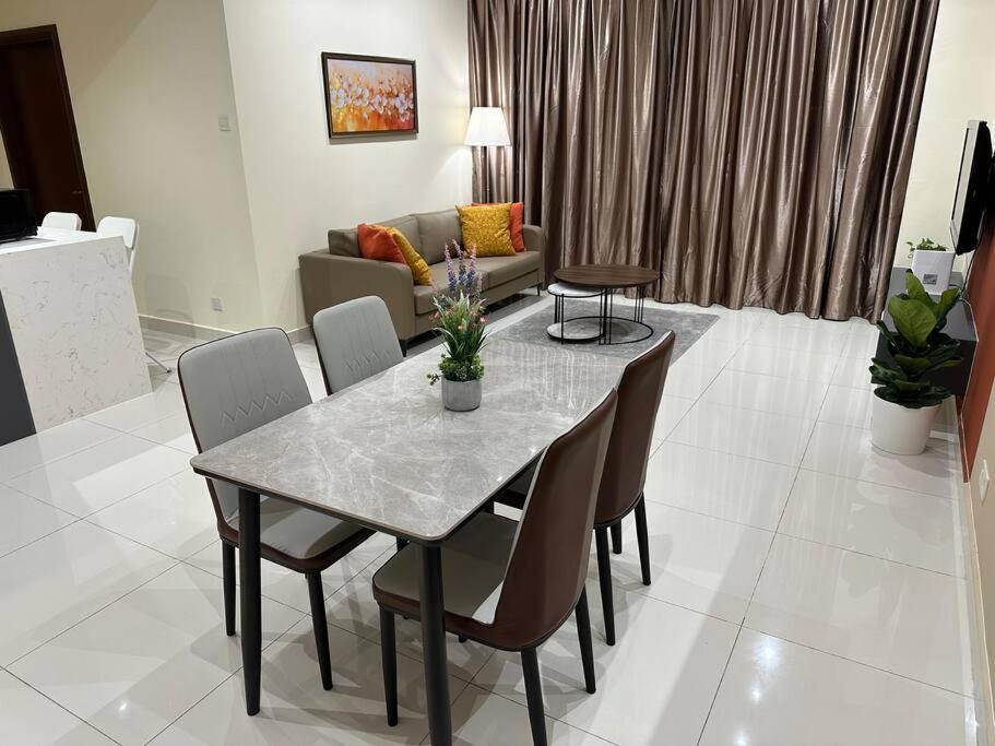 2br 2ba In The Heart Of Kl, Regalia